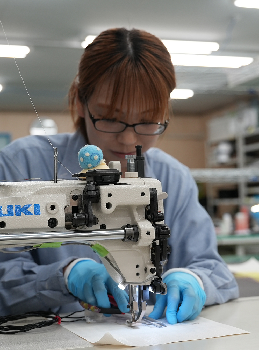 工業用ミシンを使って、発熱線がついた製品を内皮・外皮に縫い付けたり、持ち出しや各部材を縫製したりして、完成まで持っていく作業を担当しています。
